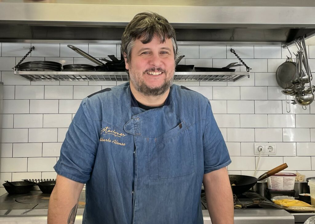 Un chef souriant dans sa cuisine.